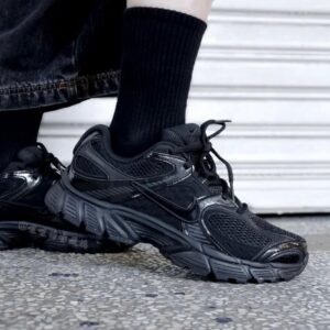 V5 RNR Sneaker Triple Black