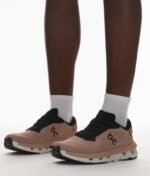On Cloud Running Shoes – Beige & White