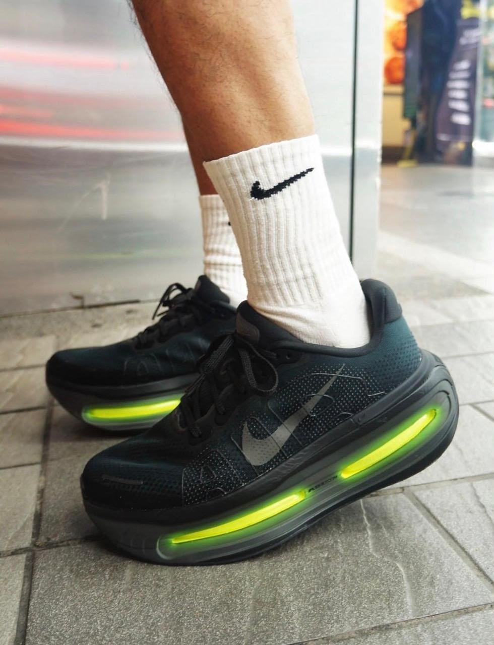 ZoomX Vomero Plus Triple Black Running Shoes with Neon Green Air Cushion Performance Sole